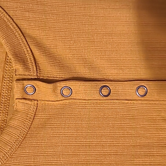 SO BRAND WOMENS MEDIUM TOP "WARM GINGER". OVER SIZED HENLEY TEE - Picture 3 of 10